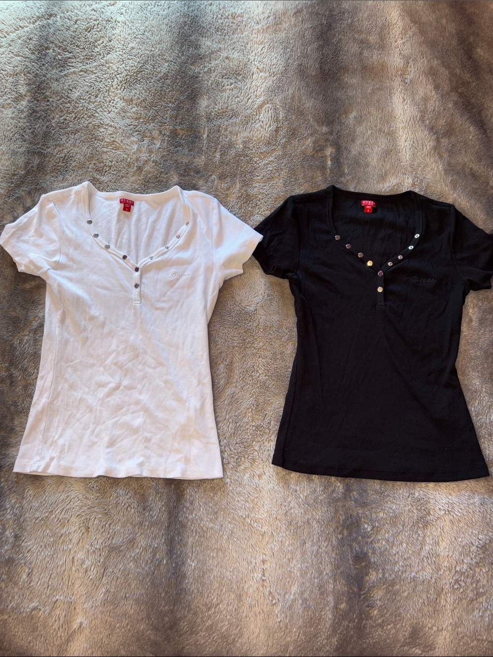 2FOR1 Guess Women’s Short Sleeve V-Neck Tee with Stud Accents ✨
